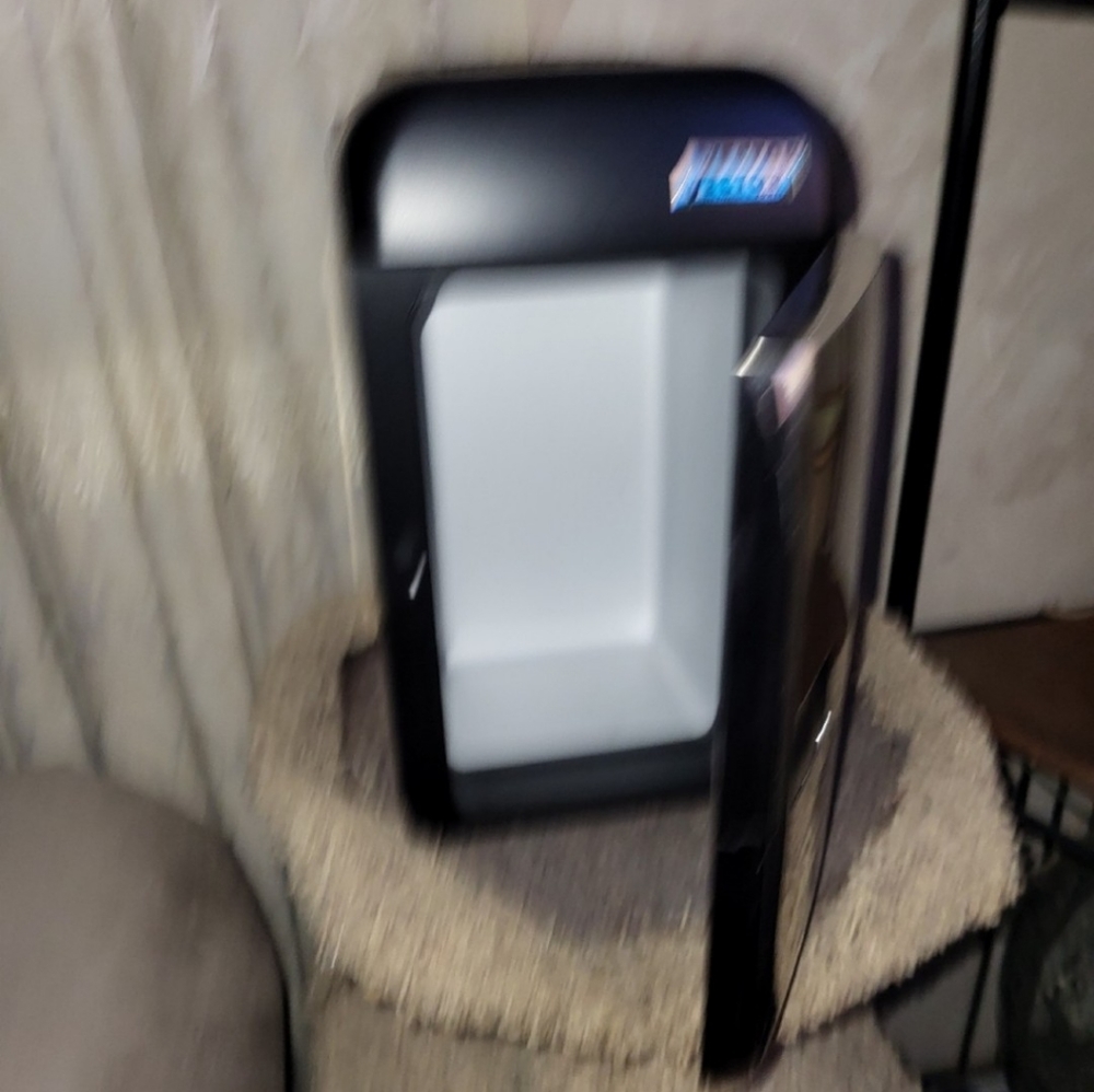 Vector Mini Fridge Cooler/Warmer - Picture 2 of 11